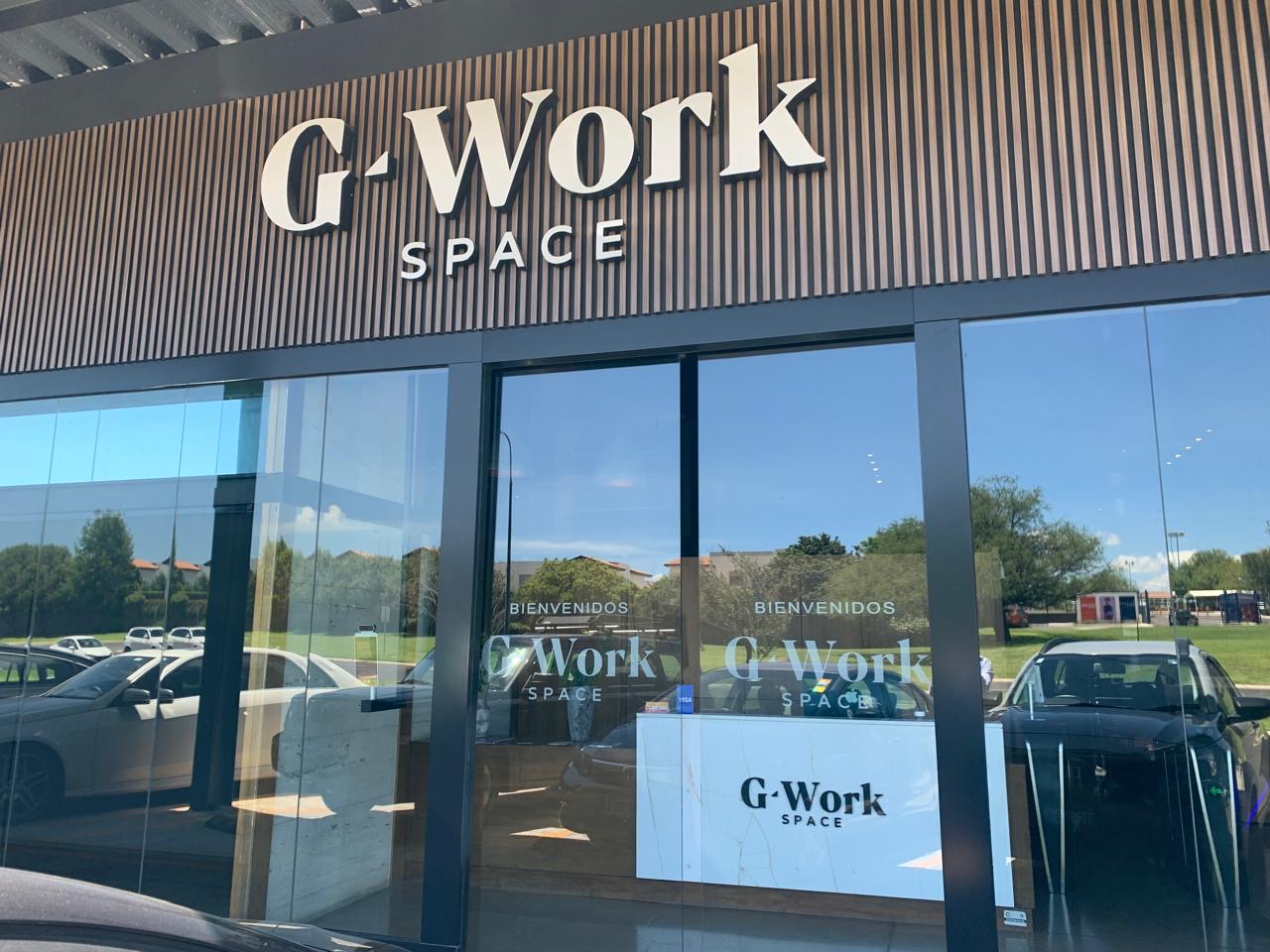 Fachada de GWork Space Querétaro en Plaza La Reserva